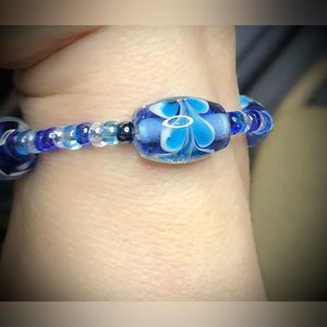 Glass blue bead elastic bracelet, floral